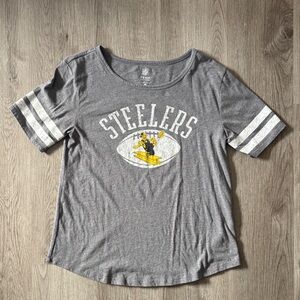 Gray Steelers Short Sleeve Graphic Tee with Stripe Sleeves